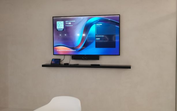 Monitor con videoconferencia
